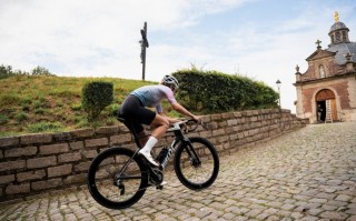 易胜博体育-瑞士选手在自行车赛事中跨过终点线