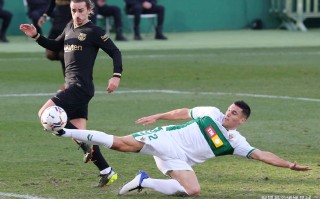 ysbSPORTS-雷恩足球俱乐部球员临门一脚打进制胜球