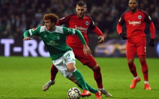 易胜博体育官方网站-阿贾克斯后卫因伤下场，对球队防守有所影响