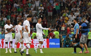 易胜博体育-皇马传奇球员回归现场观战，球迷欢呼雀跃