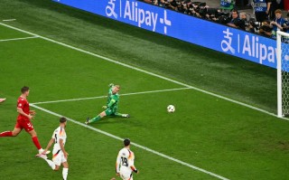 易胜博体育官方网站-阿贾克斯豪取客场胜利，挺进欧洲八强