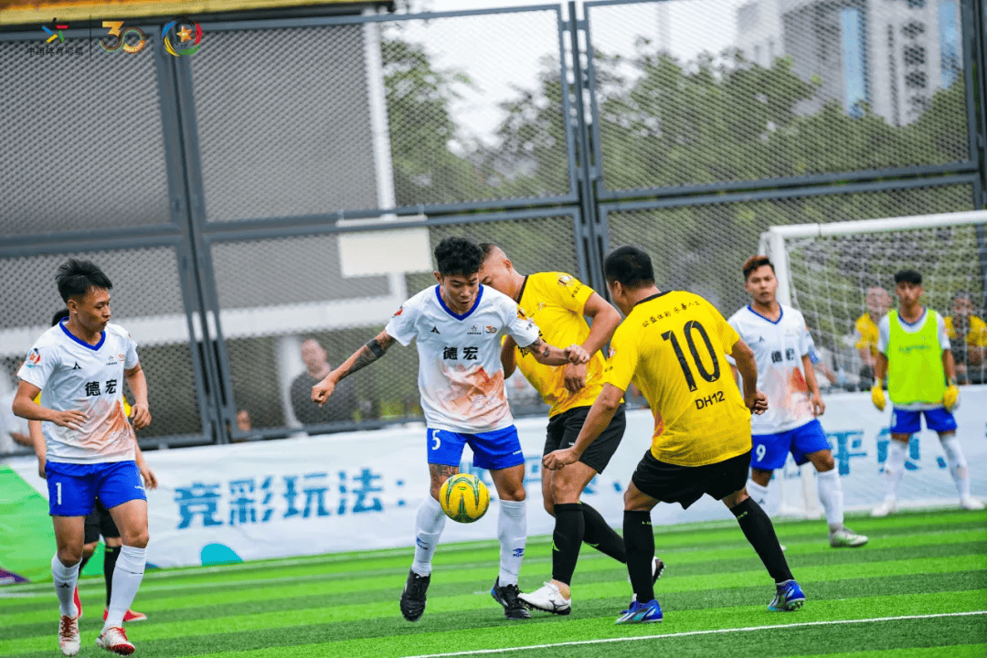 ysbSPORTS-足球赛场激烈对决，现场球迷热情高涨-第1张图片-易胜博体育