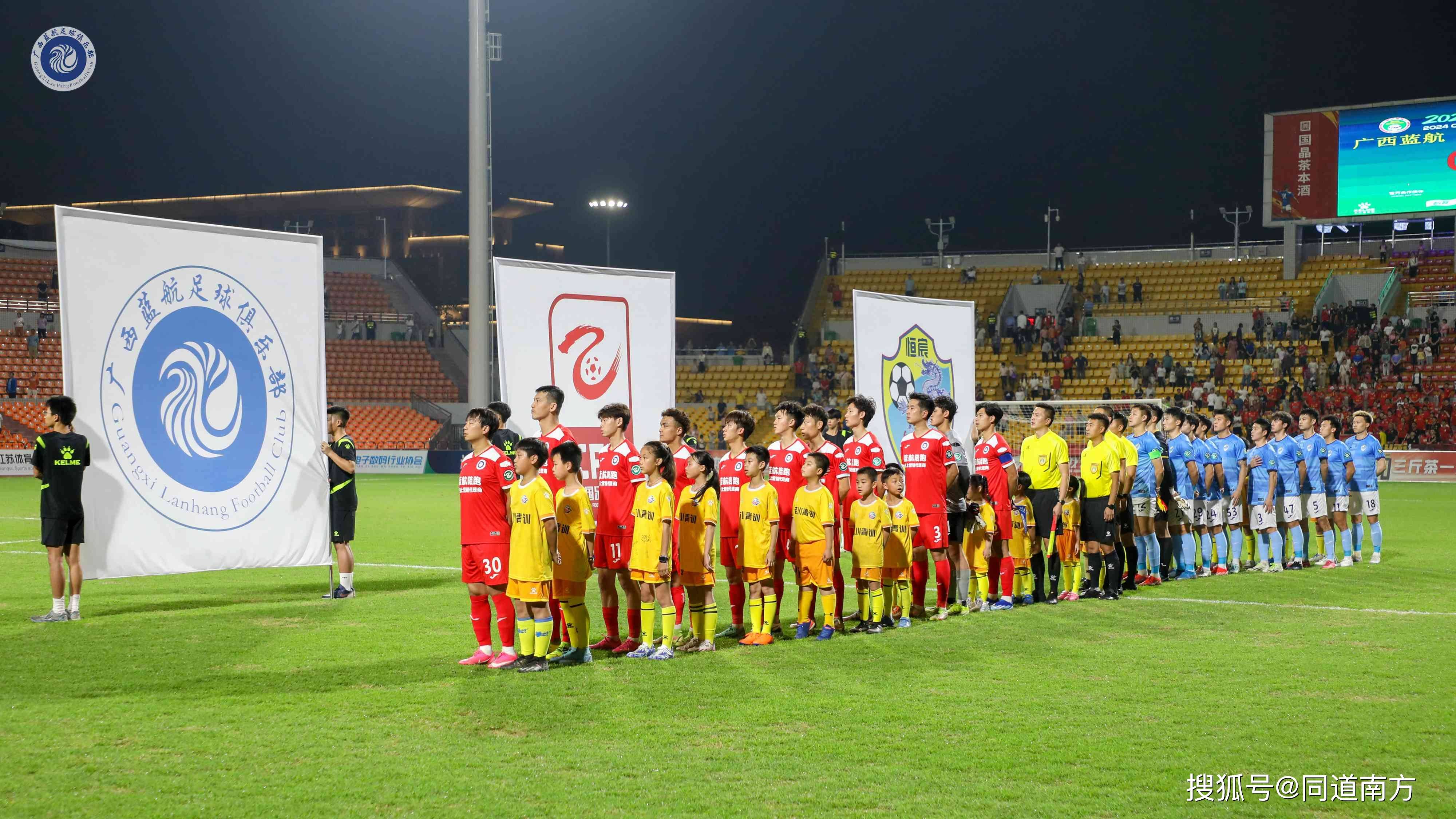 ysbSPORTS-足球赛场激烈对决，现场球迷热情高涨-第2张图片-易胜博体育