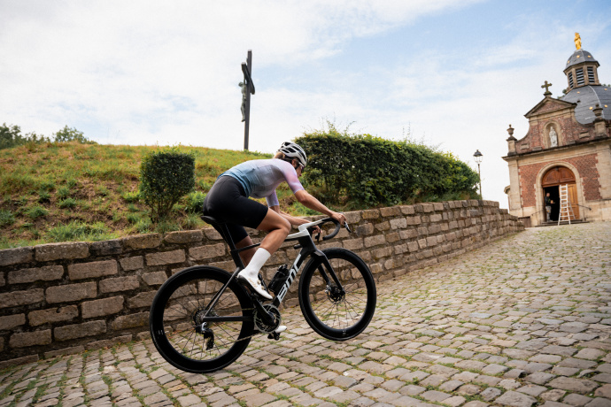 易胜博体育-瑞士选手在自行车赛事中跨过终点线-第1张图片-易胜博体育 易胜博体育-瑞士选手在自行车赛事中跨过终点线-第1张图片-易胜博体育