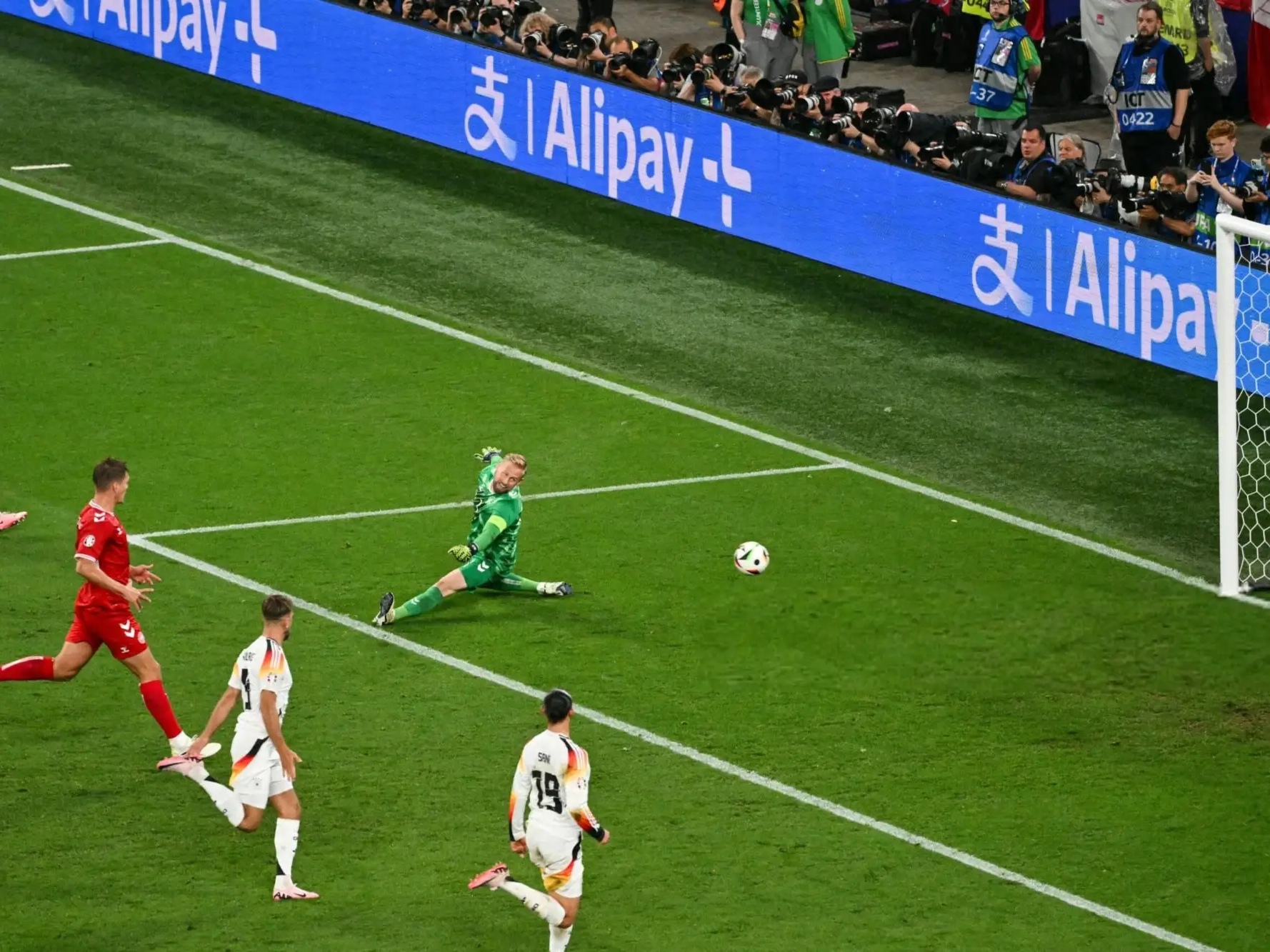 易胜博体育官方网站-阿贾克斯豪取客场胜利，挺进欧洲八强-第1张图片-易胜博体育